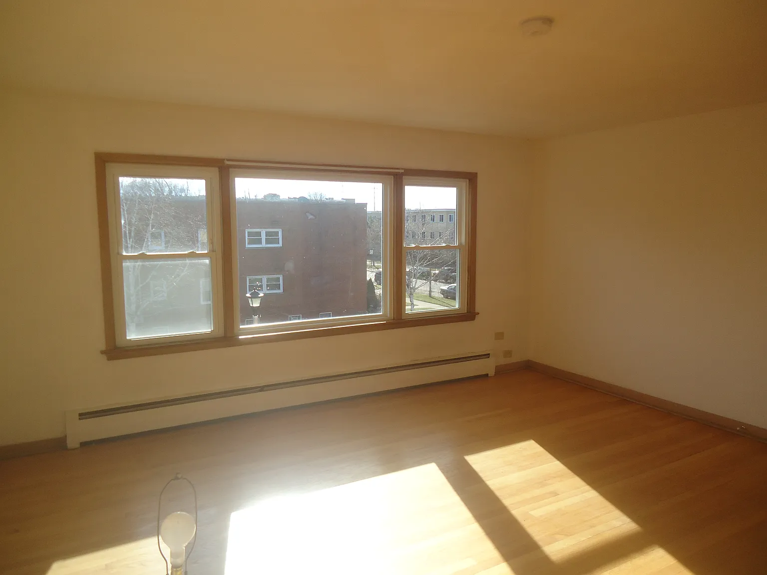 3 bed, 1.5 bath, 1200 sqft, $2,500 — Photo 2