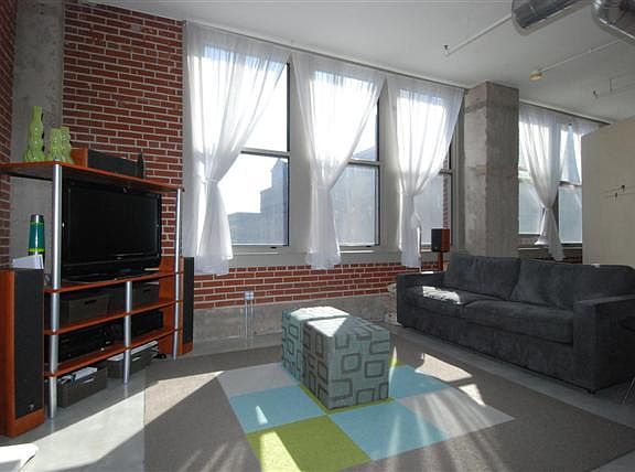 5th image of 1627-1629 Locust St #401