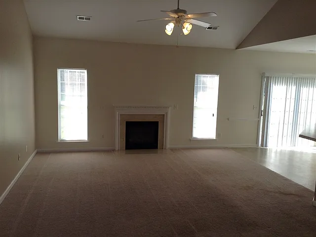 5 bed, 2.5 bath, 2750 sqft, $2,645 — Photo 4