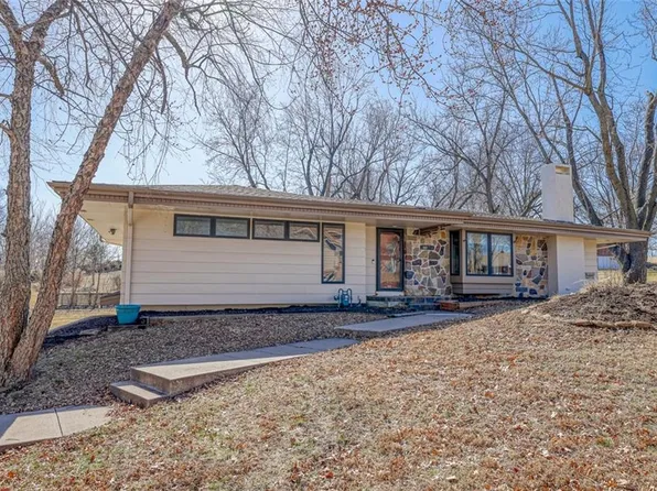 10737 Countryside Dr, Kansas City, KS 66109