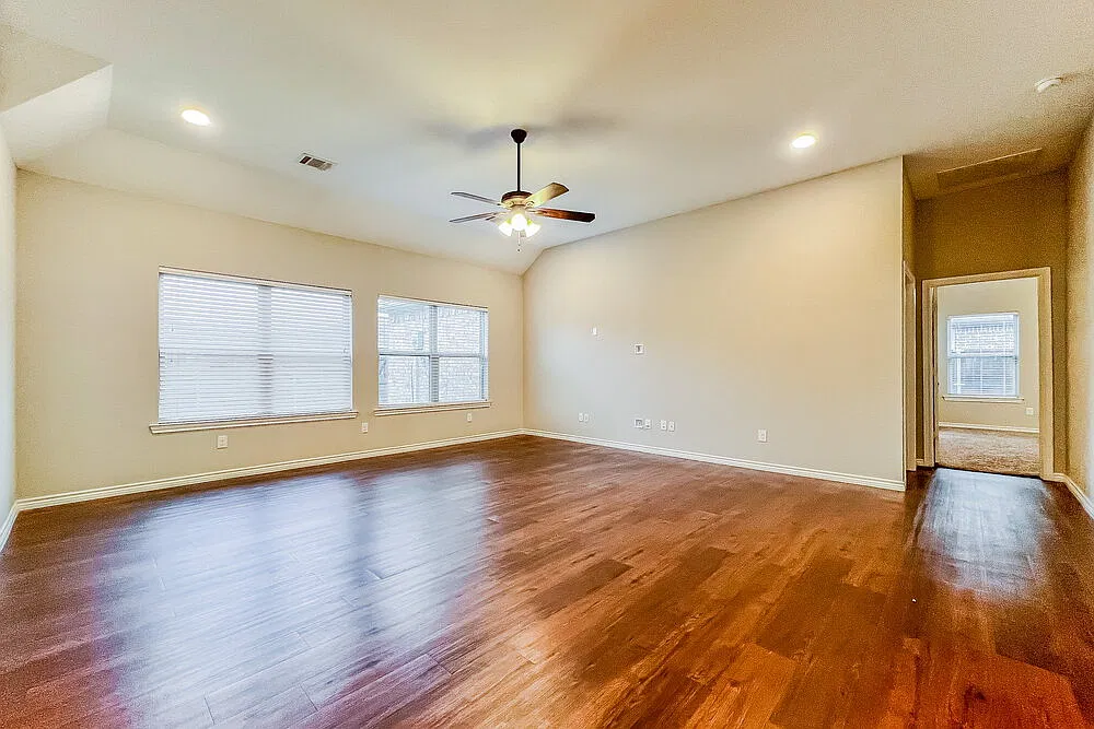 3 bed, 2.0 bath, 2385 sqft, $2,555 — Photo 3