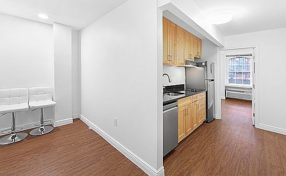 4th image of 111 E 38th St #1E