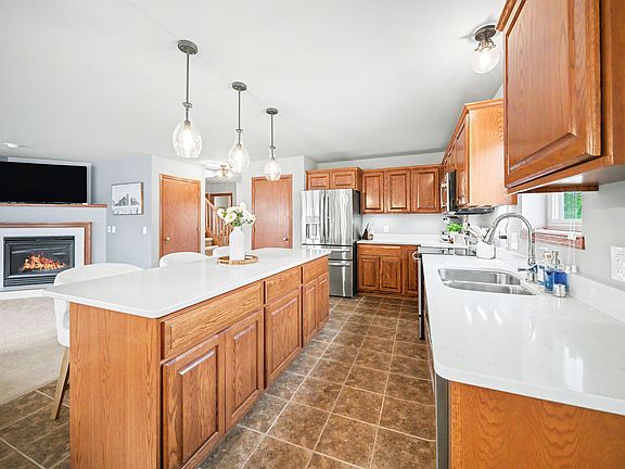 4th image of 3821 Stonebridge Dr