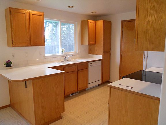 Bright and open kitchen with a breakfast bar for 2 and lots of cabinets. The kitchen is open to the 