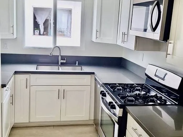 Move In Special $153 Dollars Off For The 1st 3 Months. Remodeled 3 Bedroom 1.5 Bath 2nd Floor Unit. — Photo 6
