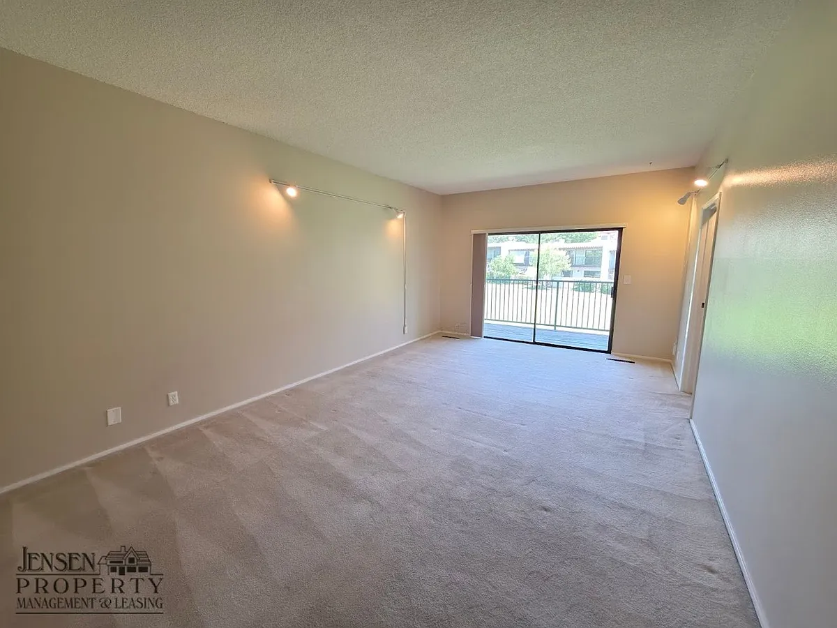 Building Photo - 776 W Diagonal St #52