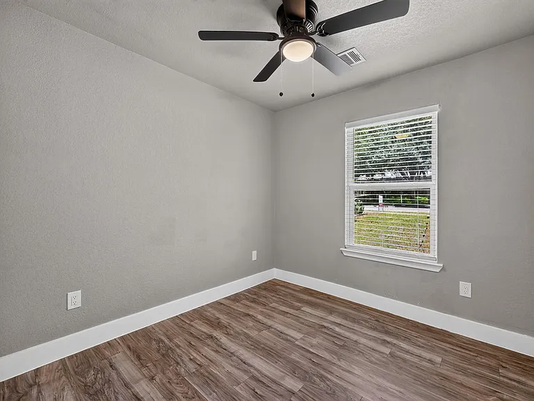 2321 Lakehurst Dr — Photo 20