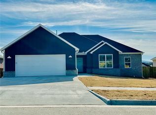 921 Round Top St, Prairie Grove, AR 72753