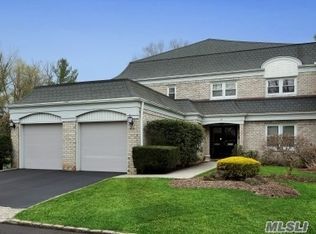 23 Fairway Cir S, Manhasset, NY 11030