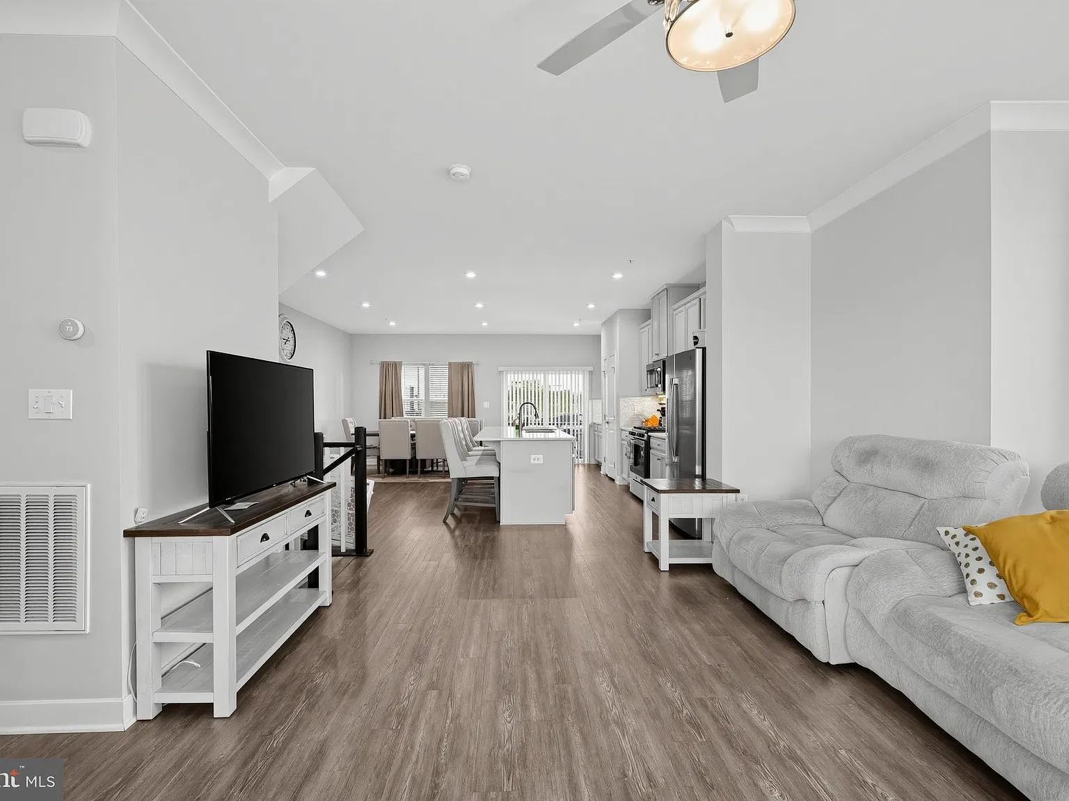 3 bed, 3.5 bath, 2568 sqft, $4,000 — Photo 3