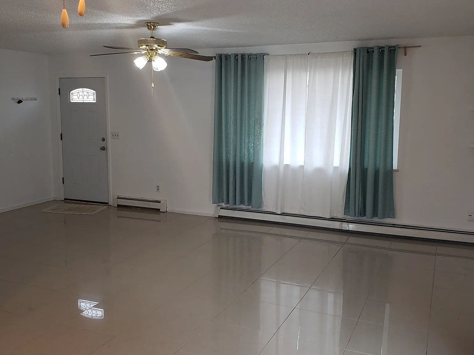 3 bed, 1248 sqft, $1,900 — Photo 2