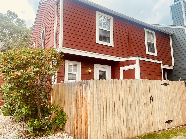 910 Milo Cir #B — Photo 13