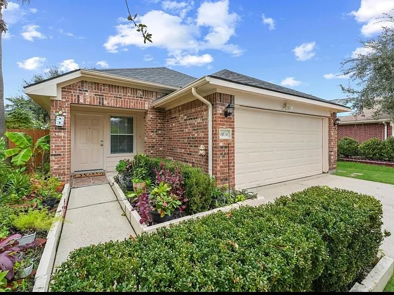 1614 York Creek Dr — Photo 1