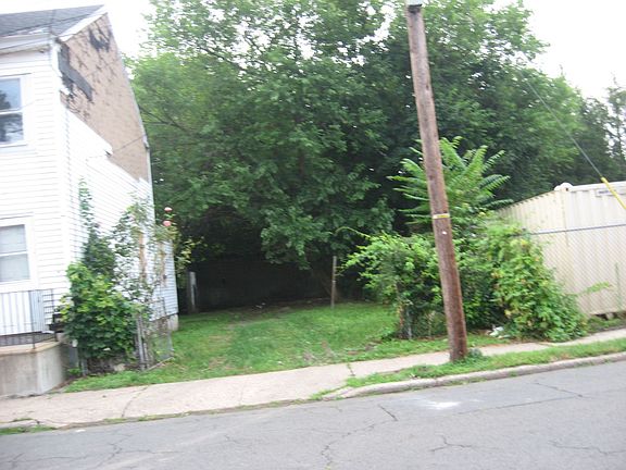 the side of the house with the entrance to the garage and back yard 