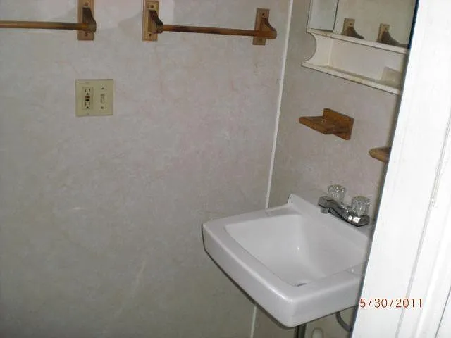562 Wilson St — Photo 3