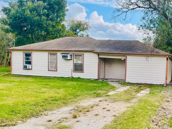 1745 Rivercrest St, Beaumont, TX 77703