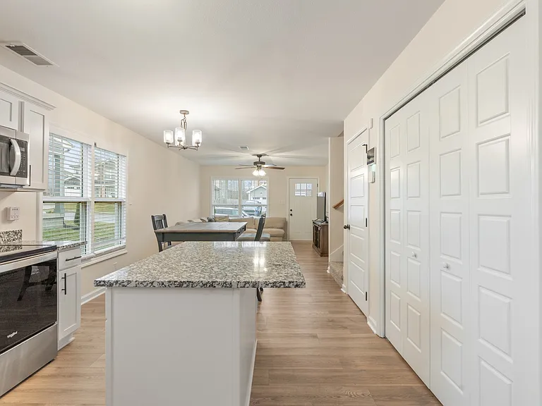 412 Hillside Dr — Photo 3