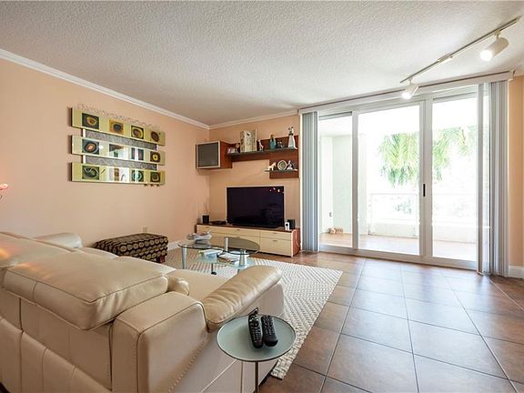 2nd image of 401 SW 4th Ave APT 203