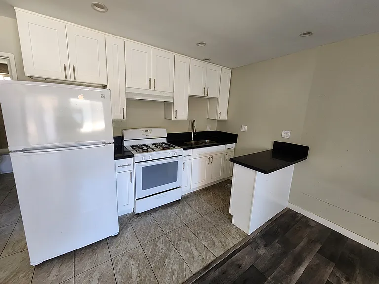 14603 Delano St #18 — Photo 5