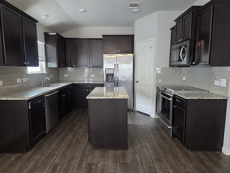 945 Cypress Ml — Photo 7