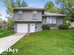 400 SW Glendana Dr, Lees Summit, MO 64081