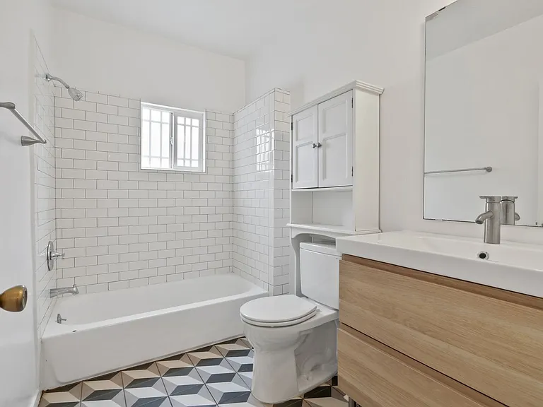 2435 Houston St — Photo 9