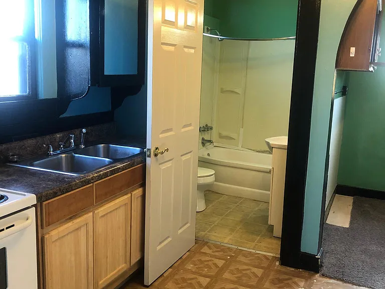 1110 E Oak St — Photo 3