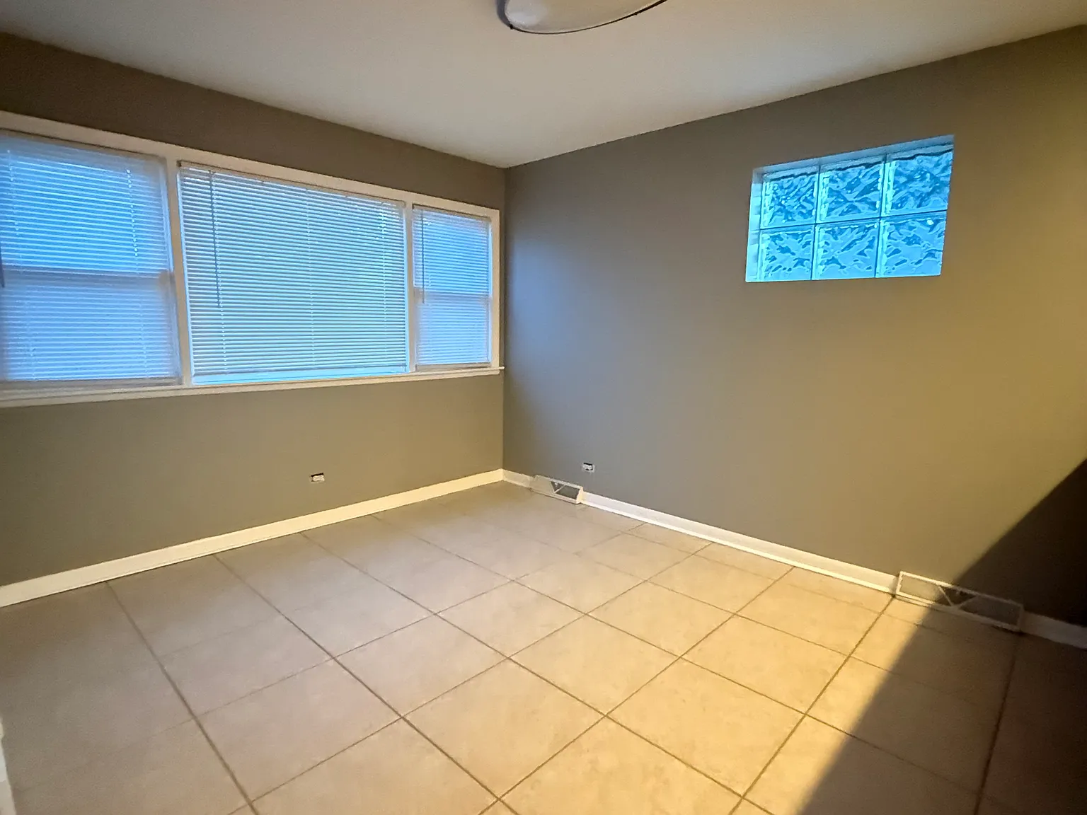 3 bed, 888 sqft, $3,200 — Photo 3