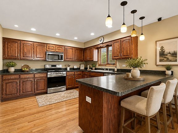 4th image of 611 Edgewater Dr