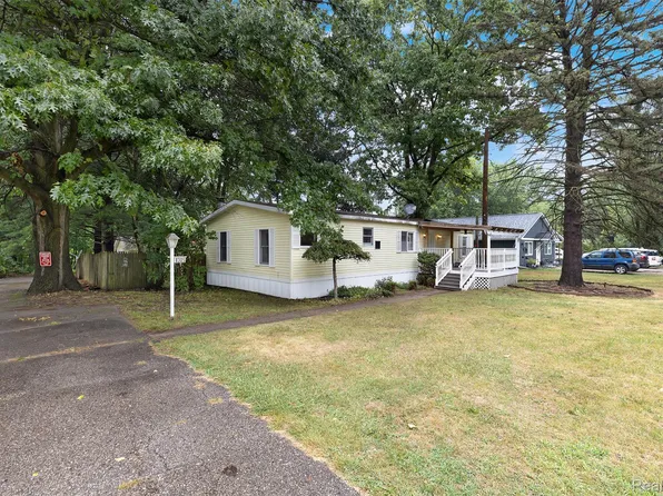 8305 Donna Lou Dr, Brighton, MI 48114