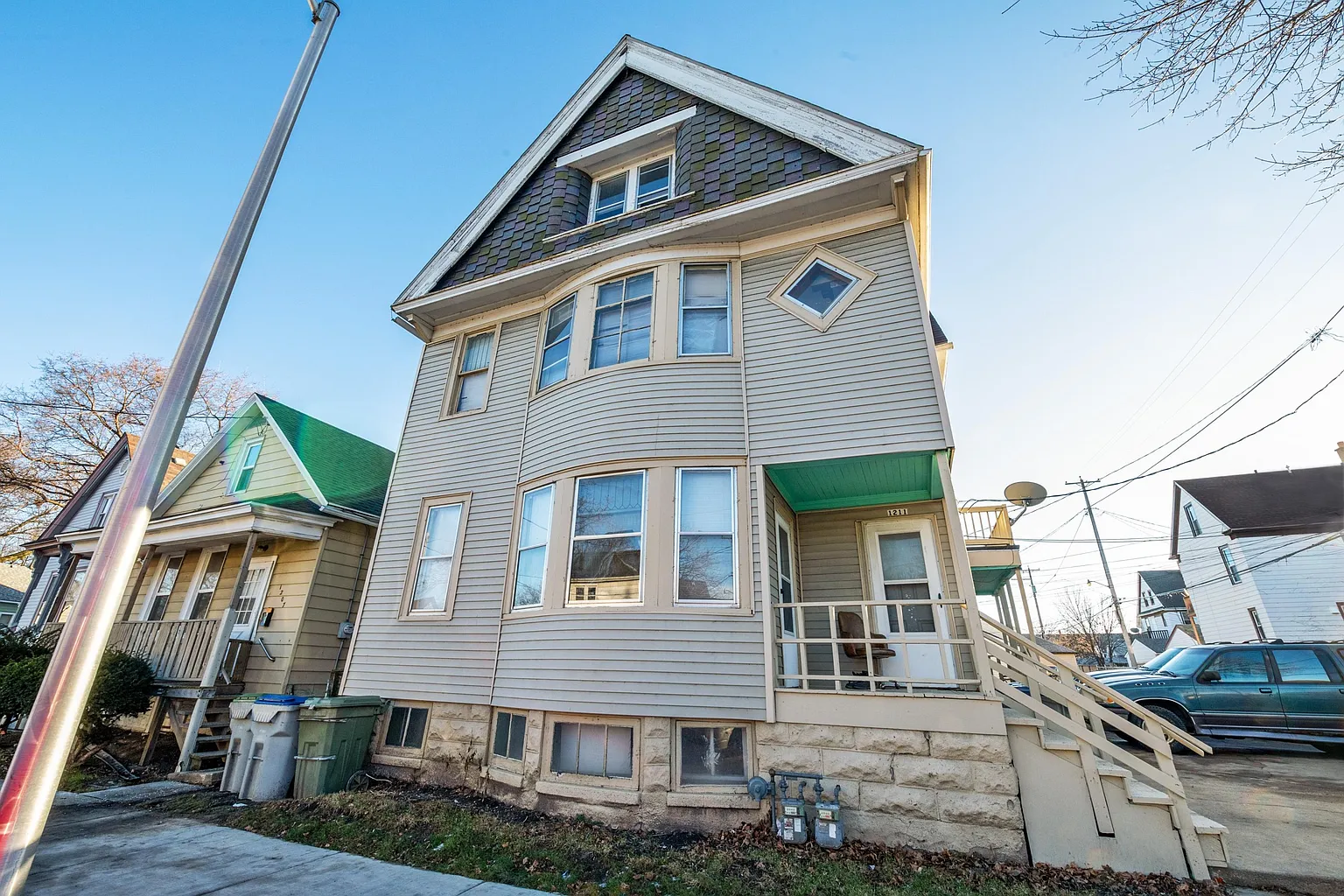 1209 W Rogers St photo 1