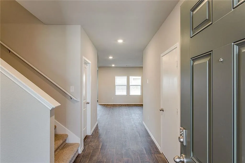 4 bed, 3.0 bath, 2357 sqft, $2,095 — Photo 4
