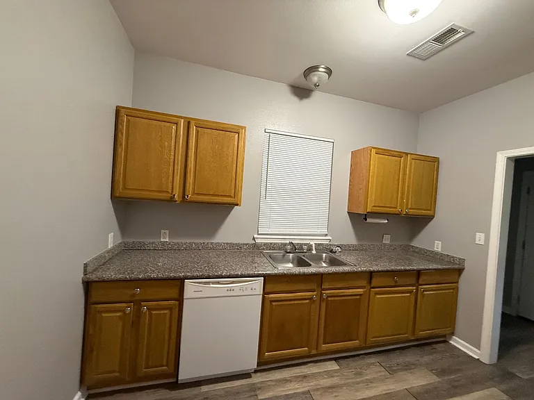 809 E Thomas St — Photo 18