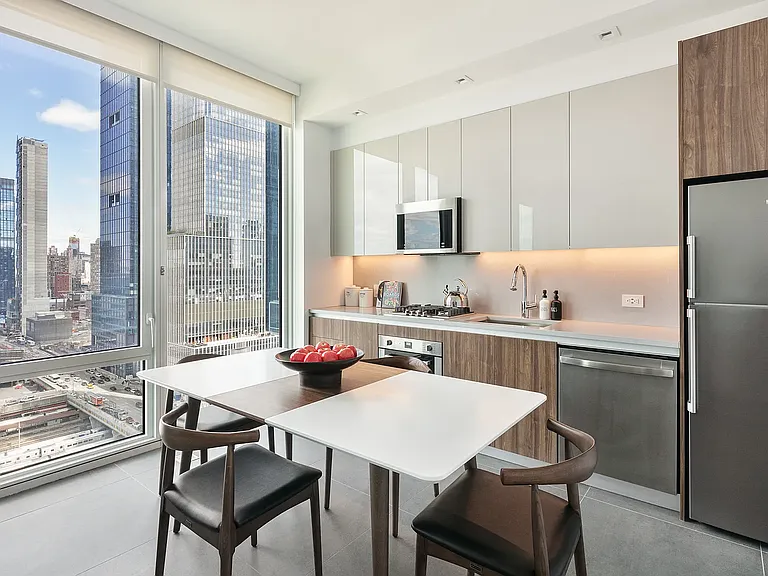 606 W 30th St #16K — Photo 3