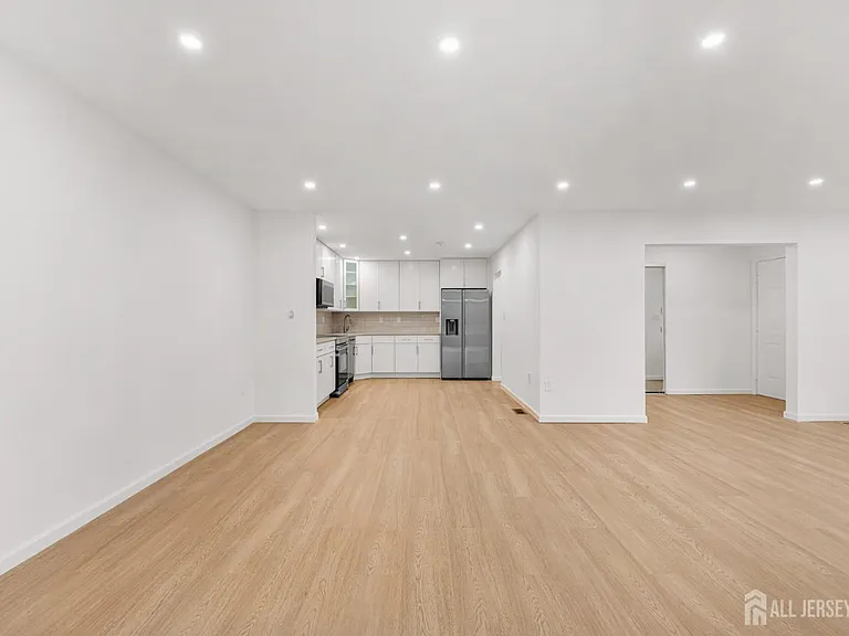 29 Hillsborough Dr — Photo 3