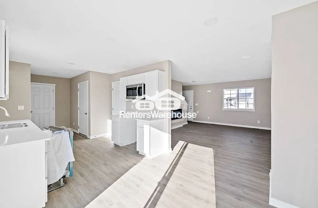 Three Bedroom Townhouse — Photo 4