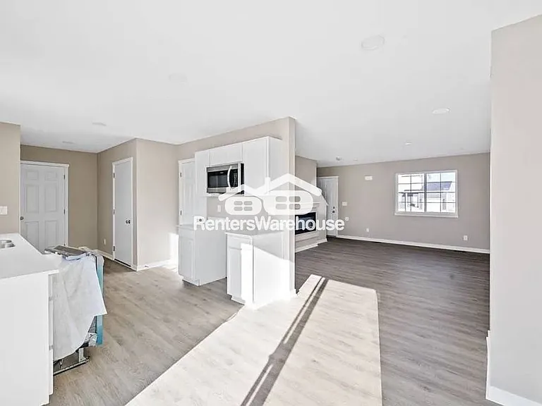 104 E Sycamore St — Photo 4