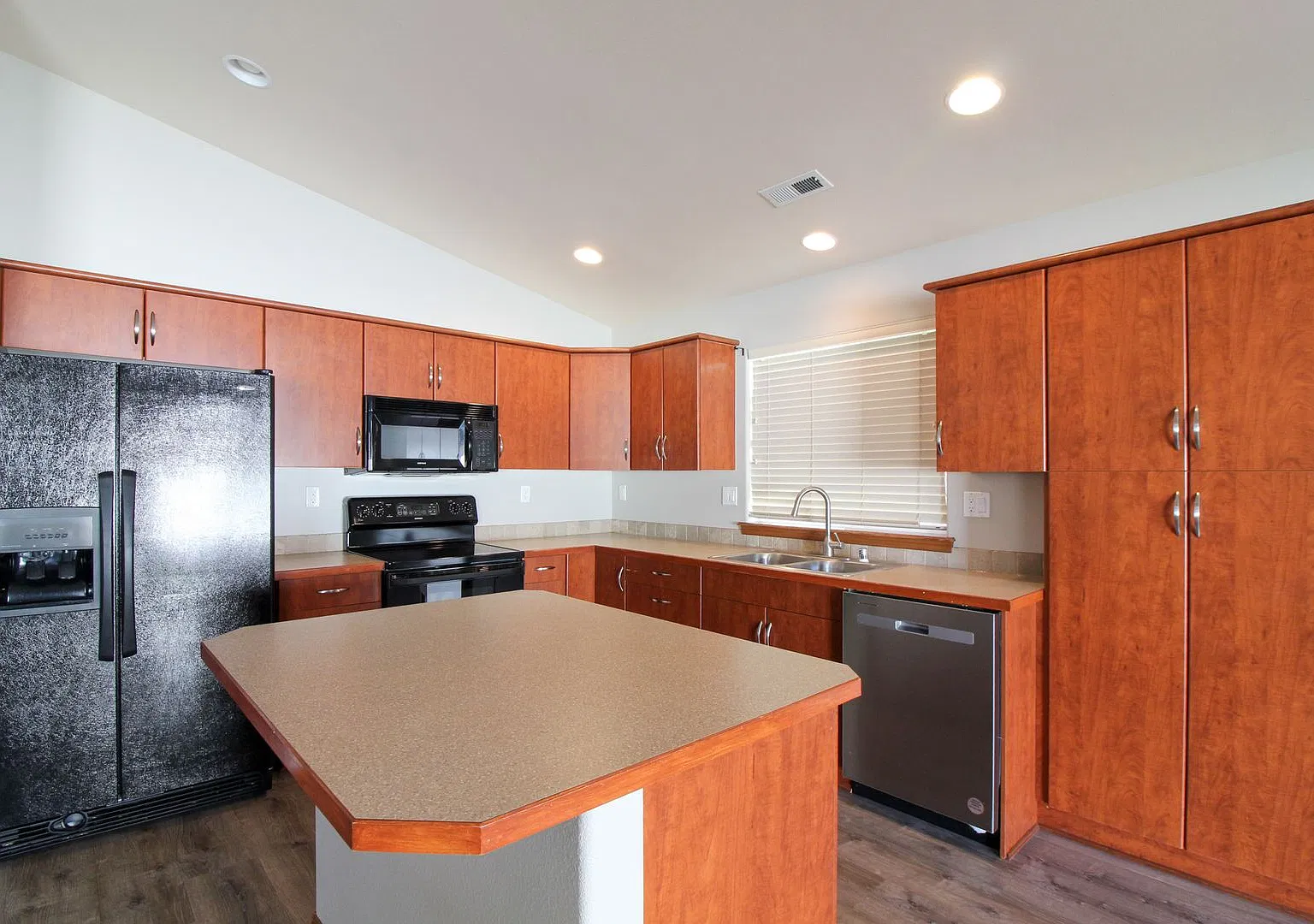 3 Bedroom, 2 Bath Home in Richland — Photo 2