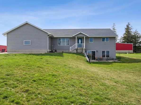1677 Victor Ave, Winthrop, IA 50682