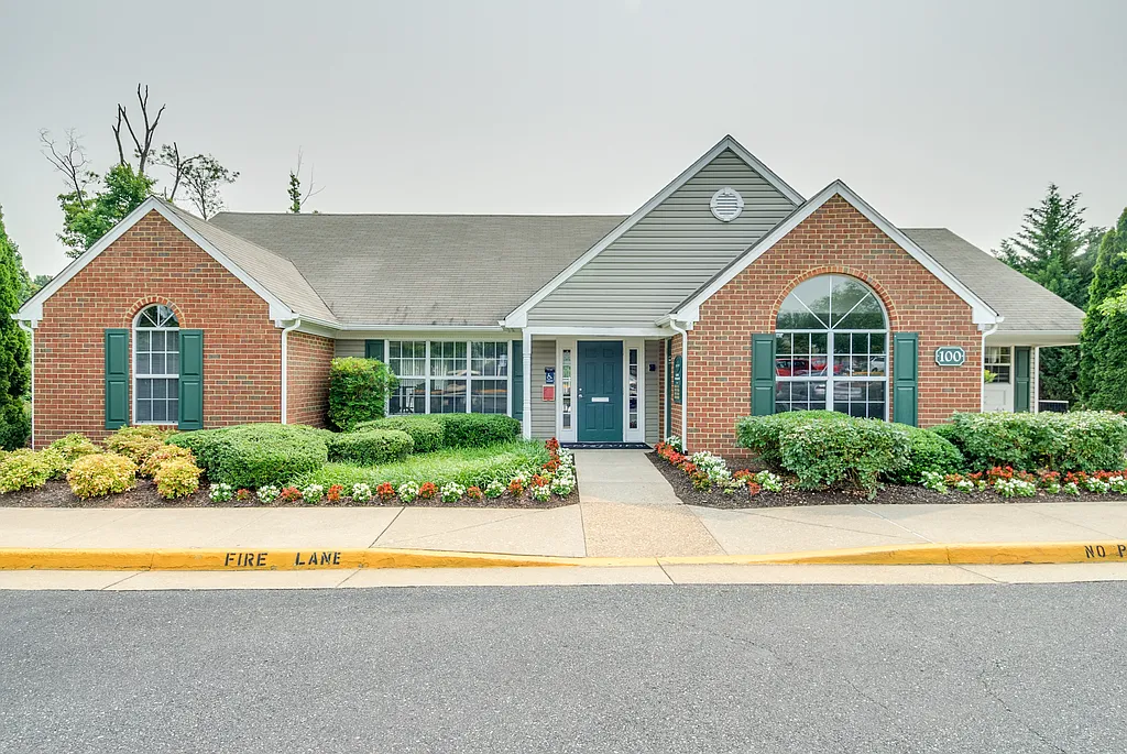 Crestview Apartments — Photo 1