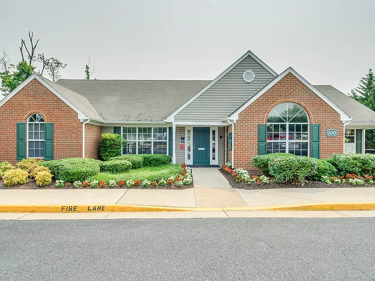 Crestview Apartments — Photo 1