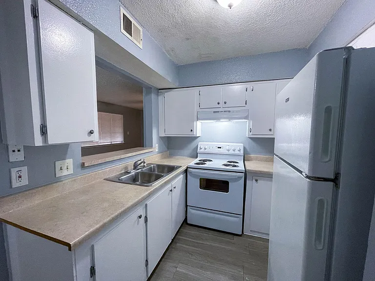 8907 Parkfield Dr — Photo 3