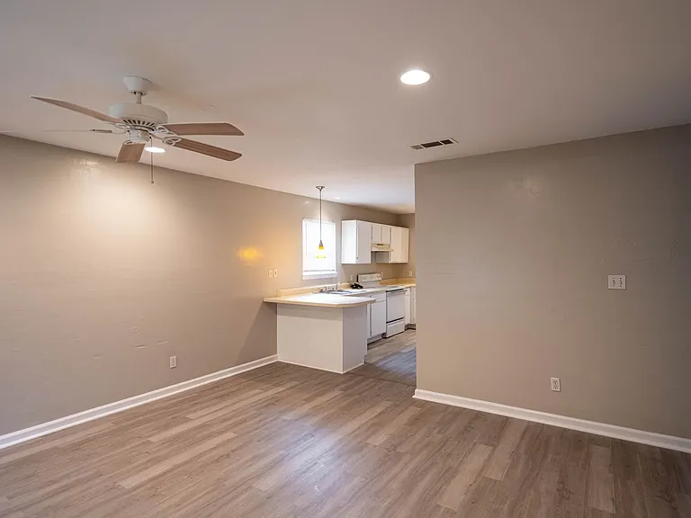 1318 Melvin St — Photo 3