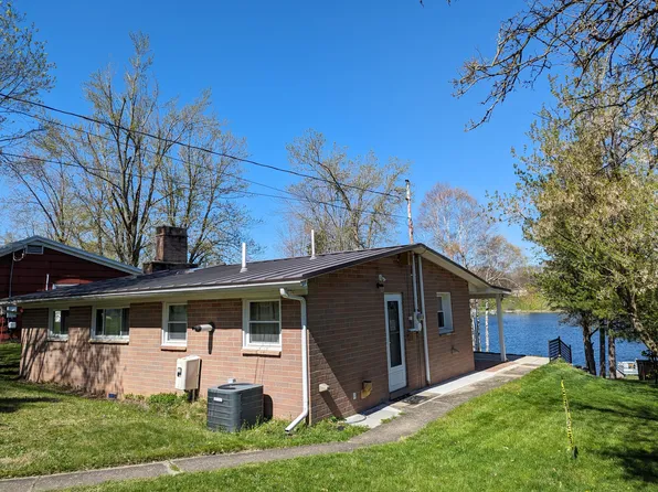 102 White Lake Dr, Brooklyn, MI 49230