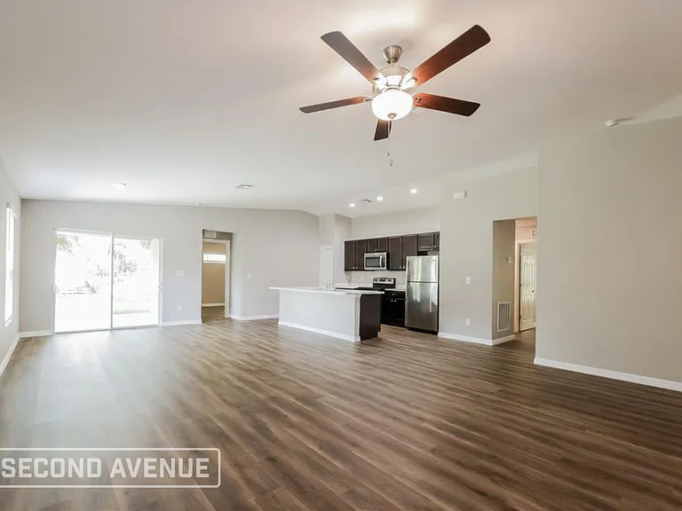 17124 Johns Ave — Photo 3