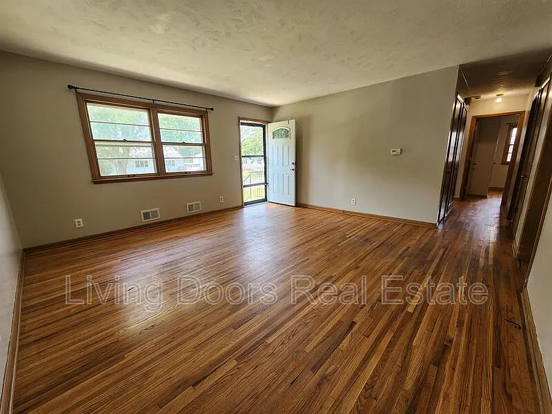 5 bed, 2.0 bath, 1924 sqft, $1,895 — Photo 2
