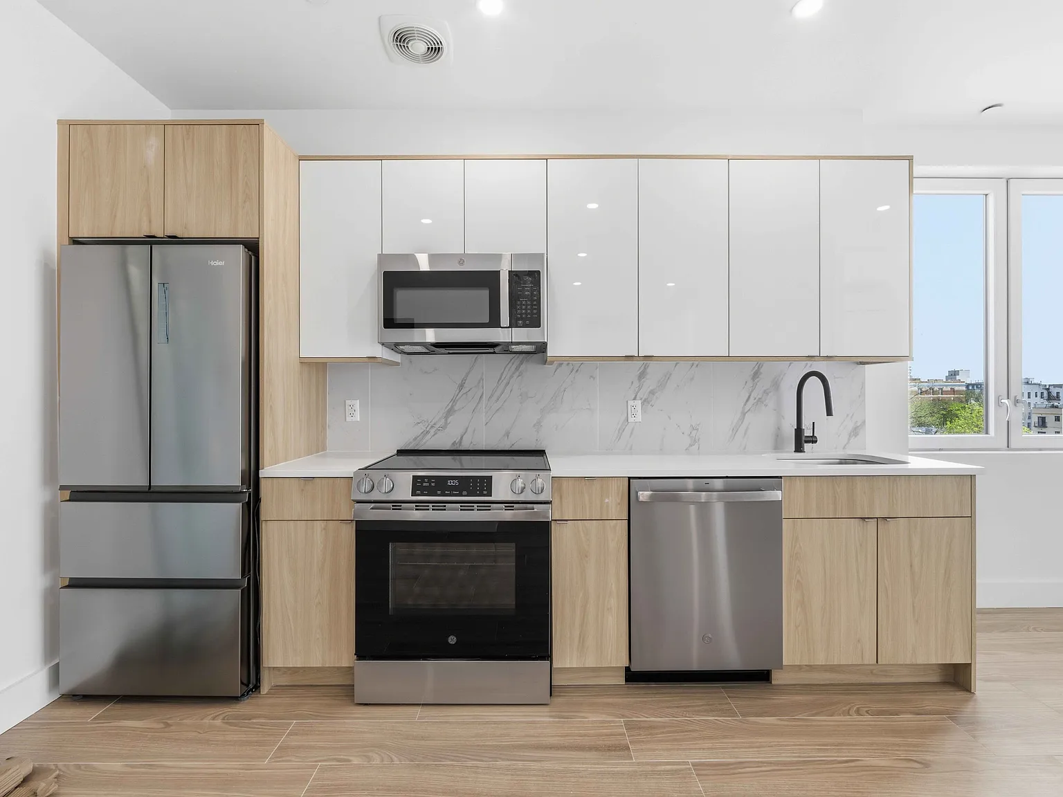 105 Hawthorne Street — Photo 2