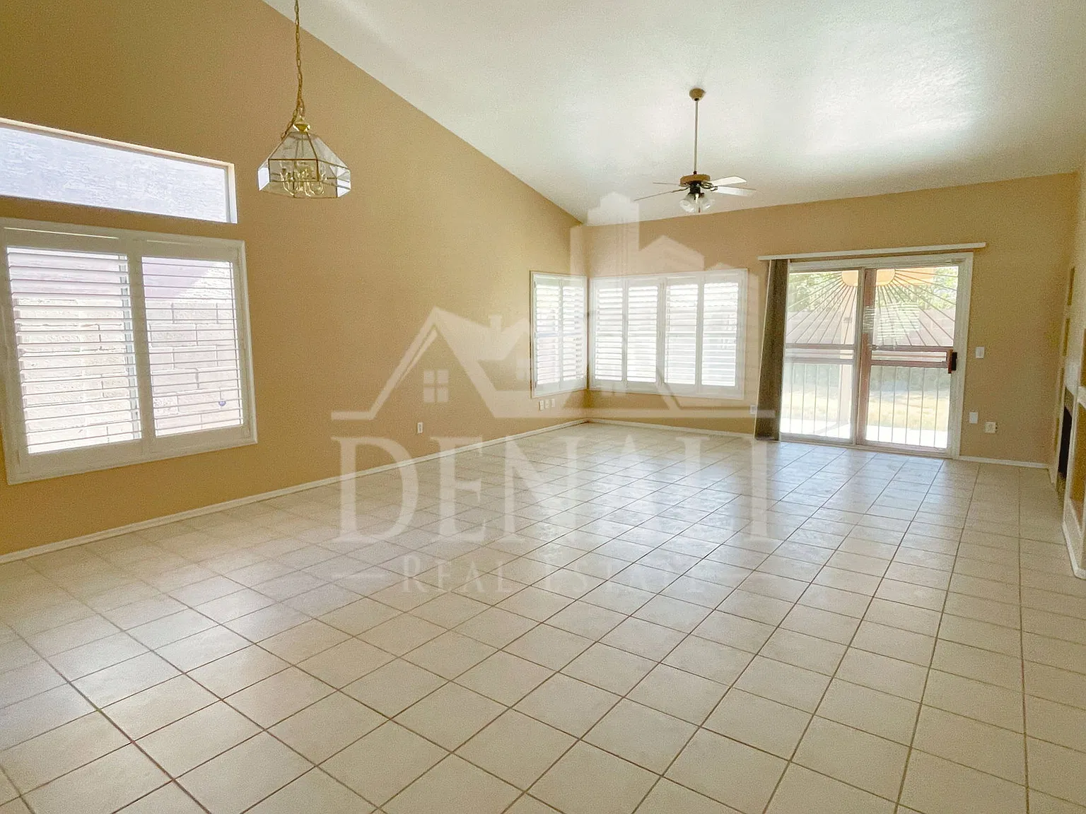3 bed, 2.0 bath, 1656 sqft, $2,095 — Photo 2