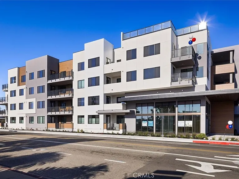 401 W Grand Ave #202 — Photo 36