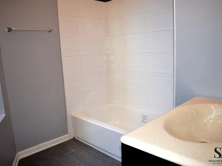 450 N May St #2R — Photo 5